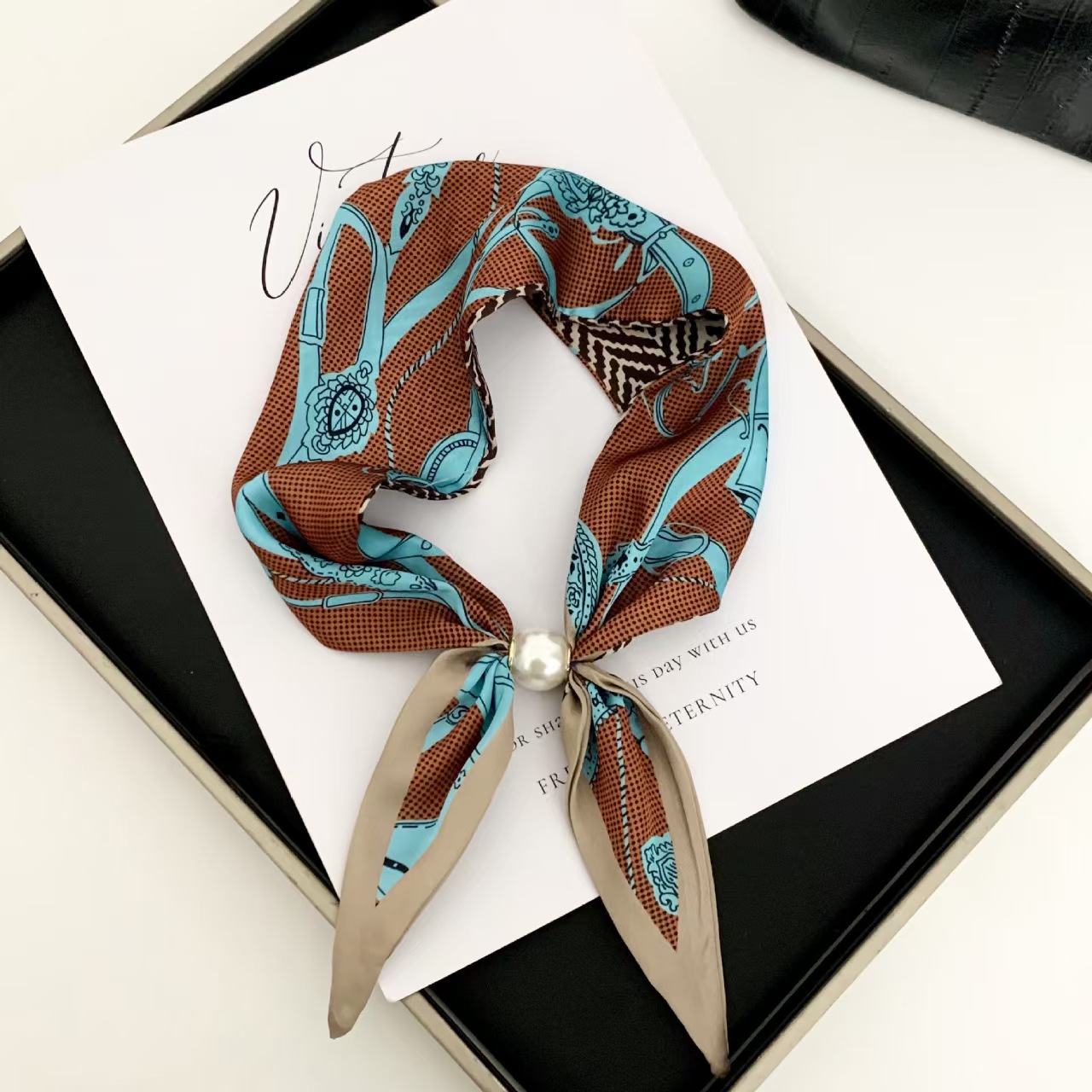 Korean Style Elegant Pearl Mag - Silk Scarf Square recension och pris